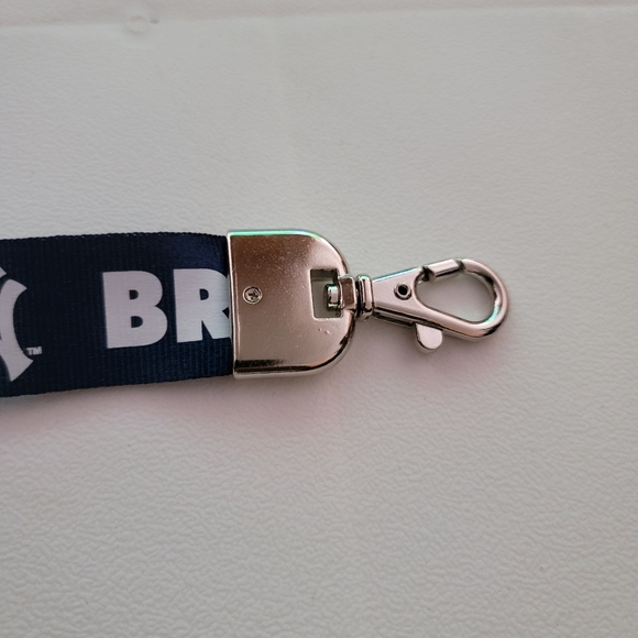 YANKEES BRONX BOBMER WRIST STRAP KEY CHAIN - Picture 4 of 5